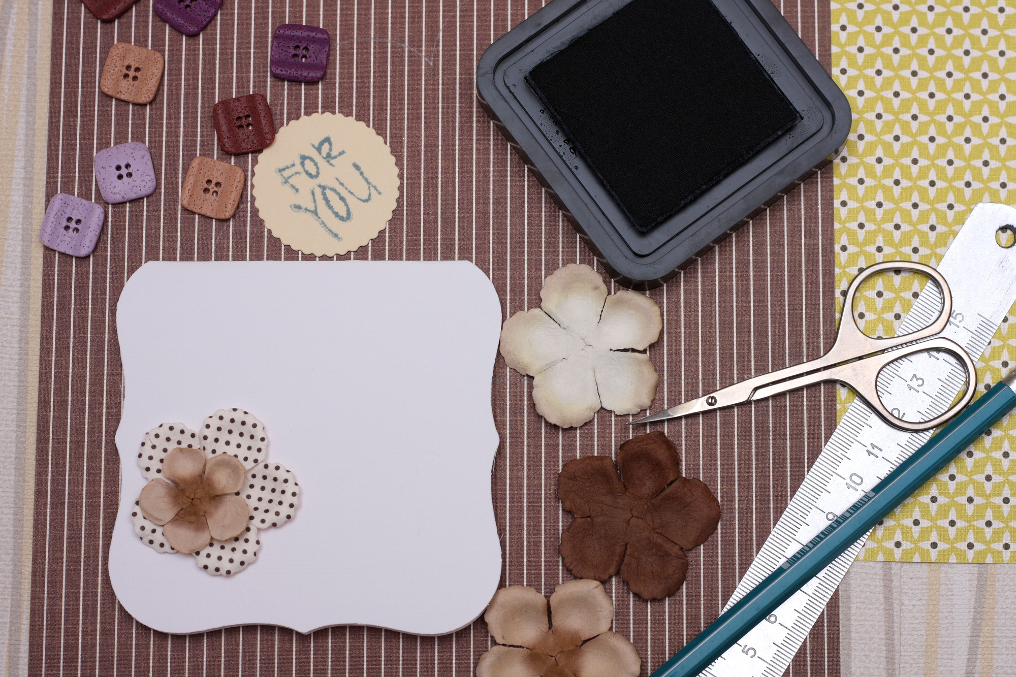 Beispielpaket Stickmuster auf Tisch